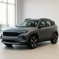 SUV compacta gris en un salón de exhibición