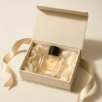 Caja de regalo con un perfume y una cinta